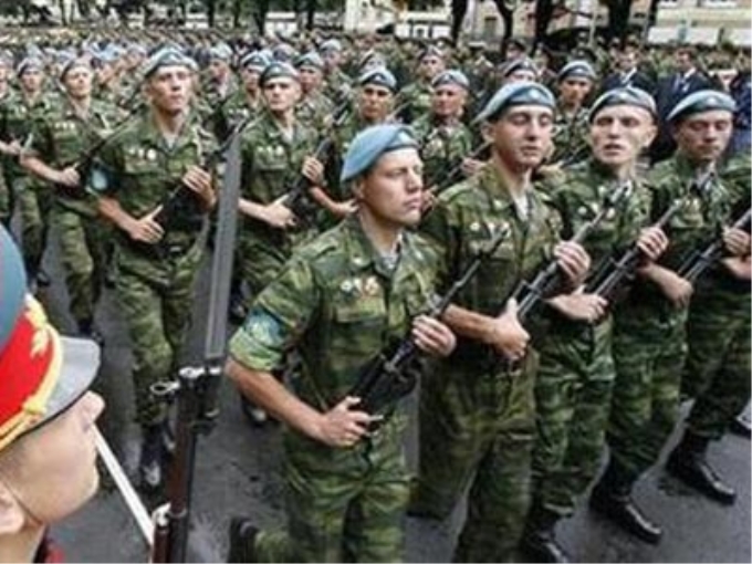 Một đơn vị quân đội Nga ở Vladikavkaz diễu hành khi TT Dmitry Medvedev đến thăm