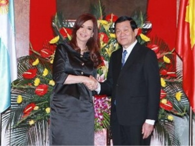 Chủ tịch nước Trương Tấn Sang đón Tổng thống Cristina Fernandez de Kirchner. (Ảnh: Nguyễn Khang/TTXVN)