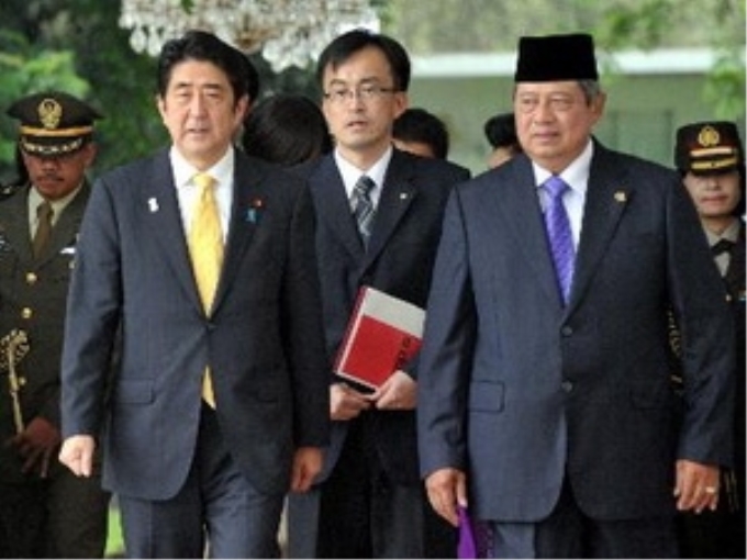 Tổng thống Susilo Bambang Yudhoyono (phải) và Thủ tướng Shinzo Abe (trái) trước cuộc gặp. (Nguồn: AFP/TTXVN)