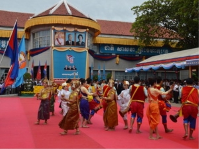 Văn nghệ chào mừng kỷ niệm ngày chiến thắng 7/1. (Ảnh: Vietnam+)