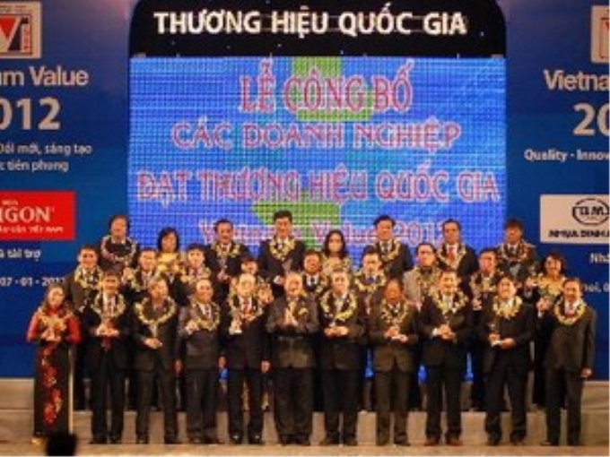 Phó Thủ tướng Hoàng Trung Hải trao Biểu trưng Thương hiệu quốc gia năm 2012 cho các doanh nghiệp. (Ảnh: Danh Lam/TTXVN)