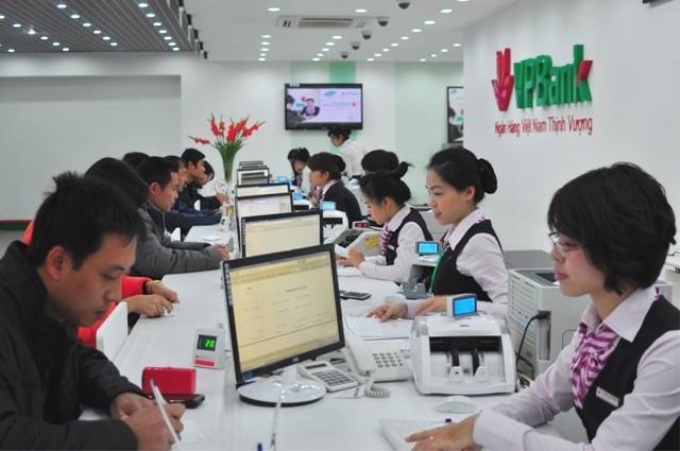 Giao dịch tại Ngân hàng VPBank. (Ảnh: Thời báo Tài chính VN).