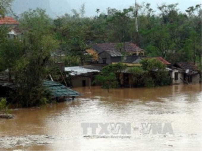 Nhiều nhà dân chìm trong biển nước. (Ảnh: TTXVN)