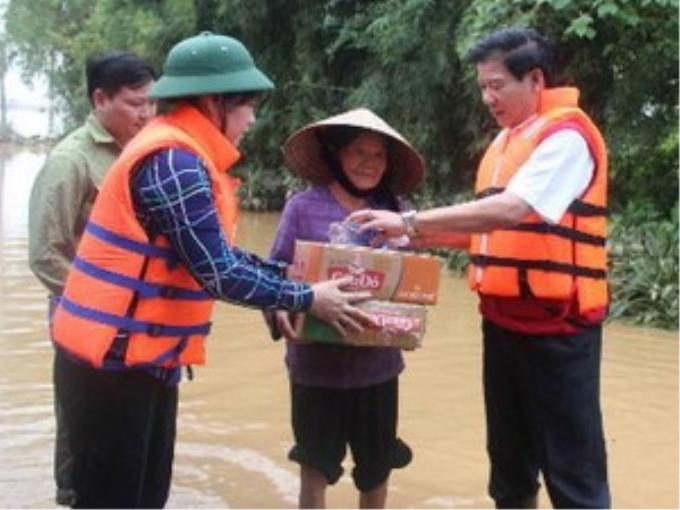 Đưa hàng cứu trợ đến người dân vùng lũ ở Hà Tĩnh. (Ảnh: Phan Quân/TTXVN)