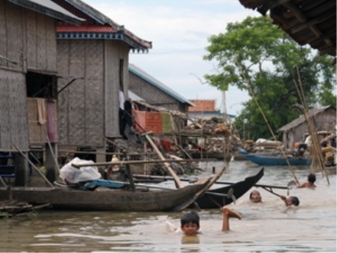 Cảnh ngập lụt tại tỉnh Kandal. (Nguồn: AFP/TTXVN)