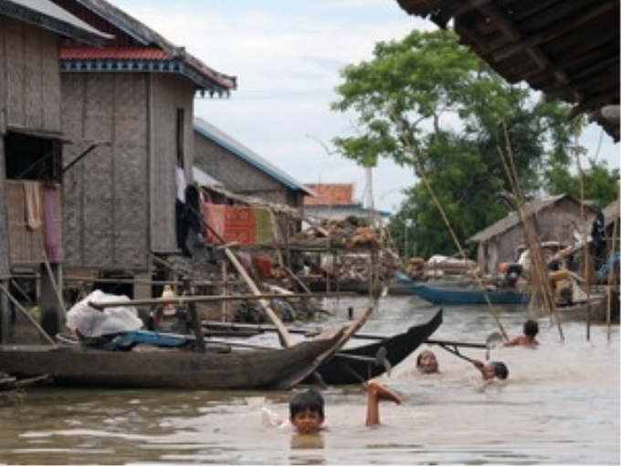 Cảnh ngập lụt tại tỉnh Kandal ngày 7/10. (Nguồn: AFP/TTXVN)