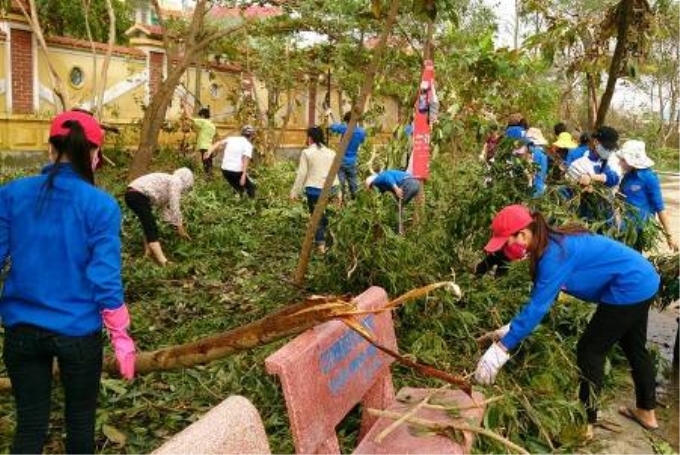 ĐVTN tỉnh Quảng Bình chung sức khắc phục hậu quả cơn bão số 10. (Ảnh: Tỉnh Đoàn Quảng Bình)