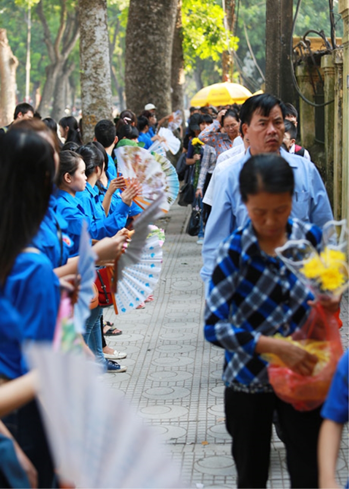 Áo xanh tình nguyện thay phiên nhau quạt mát cho dòng người xếp hàng tới viếng Đại tướng Võ Nguyên Giáp