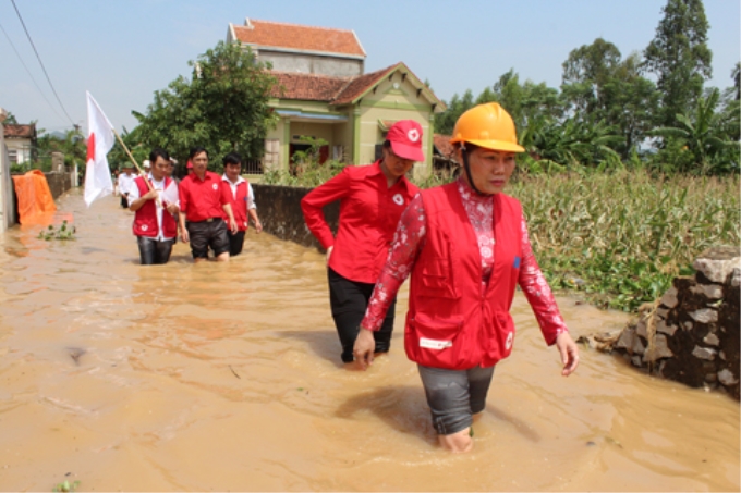 Đoàn cứu trợ Hội Chữ thập đỏ tỉnh Nghệ An đến với bà con vùng lũ