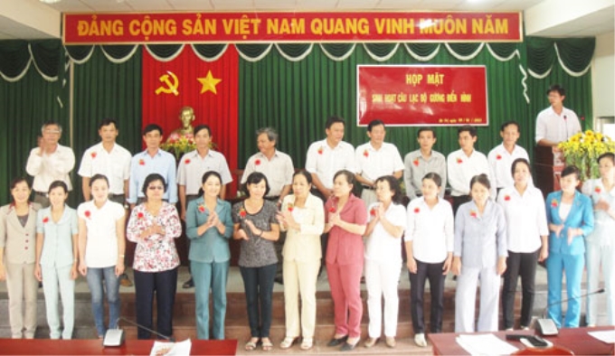 Các gương điển hình họp mặt sinh hoạt Câu lạc bộ Gương điển hình học tập và làm theo gương Bác của huyện.