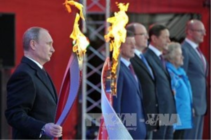 Tổng thống Nga Vladimir Putin thắp sáng ngọn đuốc Olympic Sochi 2014 (Nguồn: AFP/TTXVN)