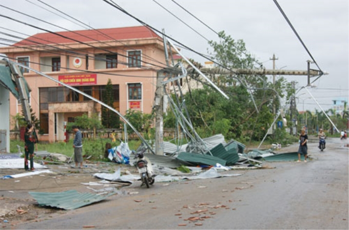 Nhiều cột điện bị đổ khiến điện lưới ở nhiều khu vực bị cắt. Ảnh: Báo Quảng Bình