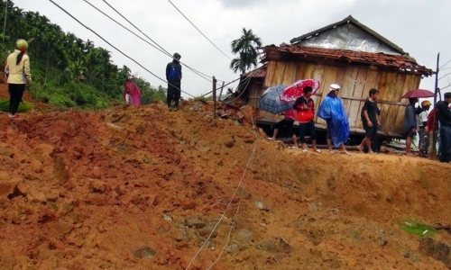 Quảng Ngãi: Dựng nhà tạm cho người dân bị cô lập do lũ lụt