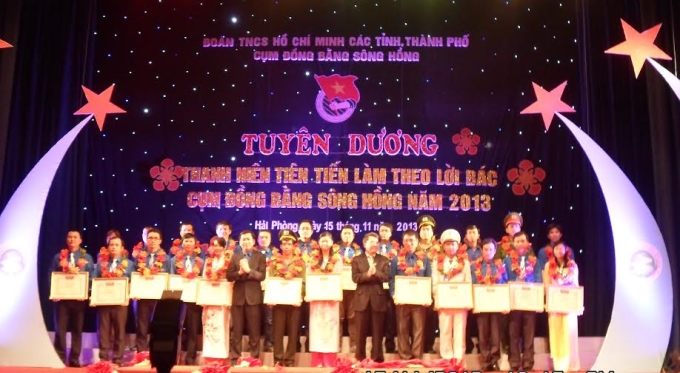 Các đồng chí lãnh đạo Trung ương Đoàn,  UBND TP Hải Phòng trao Bằng khen cho các  thanh niên tiên tiến làm theo lời Bác