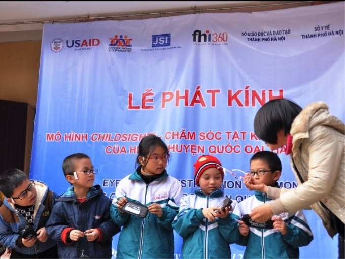 Các em học sinh nhận kính mắt từ dự án. (Nguồn ảnh: USAID)