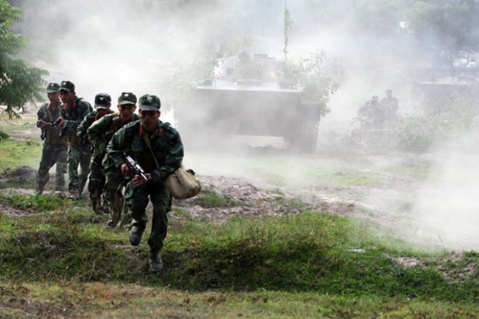 Đội hình xe tăng và bộ binh huấn luyện đột kích chiến đấu của Trung đoàn Tăng thiết giáp 416, (Ảnh: Trọng Đức/TTXVN)