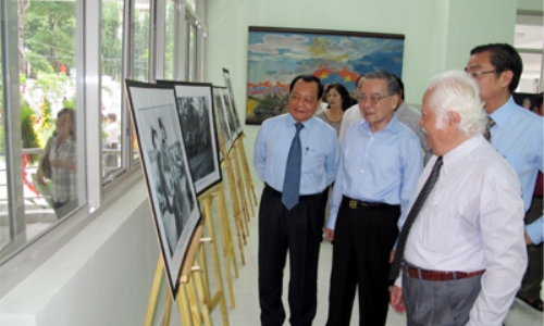 TP. Hồ Chí Minh: Khai mạc triển lãm tác phẩm văn học, nghệ thuật tiêu biểu