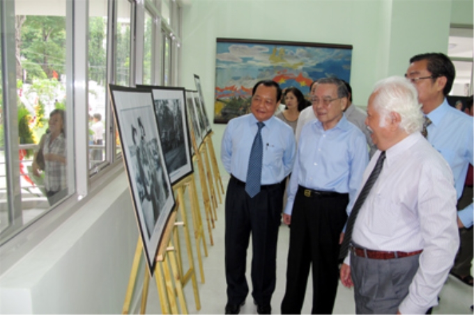 Nguyên Thủ tướng Chính phủ Phan Văn Khải cùng lãnh đạo TP Hồ Chí Minh tham quan triển lãm các tác phẩm nghệ thuật.