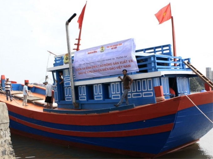 Quỹ Tấm Lòng Vàng trao tặng tàu cho Nghiệp đoàn nghề cá xã An Hải, huyện đảo Lý Sơn. (Ảnh: Thanh Long/TTXVN)