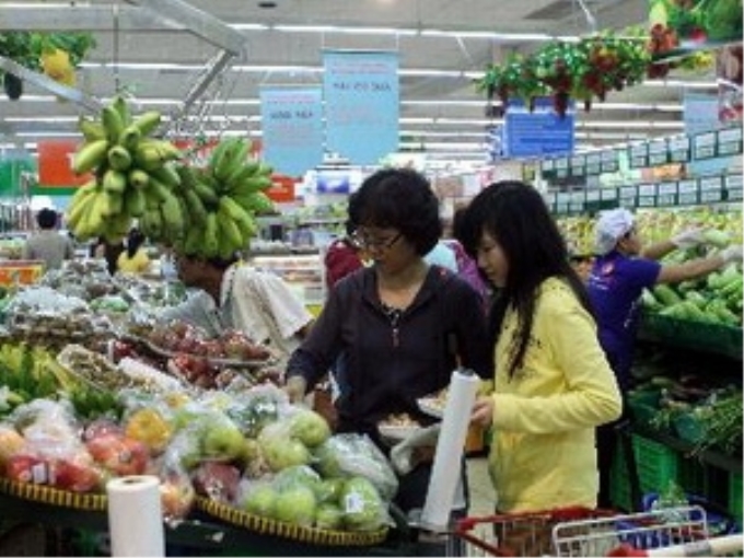 Người tiêu dùng mua sắm tại siêu thị Co.op Mart Tân Phú. (Ảnh: Thanh Vũ/TTXVN)