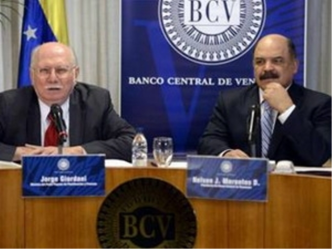 Bộ trưởng Giordani và Chủ tịch Ngân hàng trung ương Venezuela, Nelson Merentes, thông báo quyết định phá giá đồng Bolivar. (Nguồn: AFP)