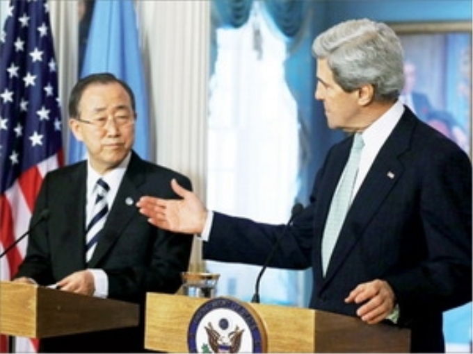 Tổng Thư ký LHQ Ban Ki-moon và Ngoại trưởng Mỹ John Kerry. (Nguồn: Getty Images/AFP)