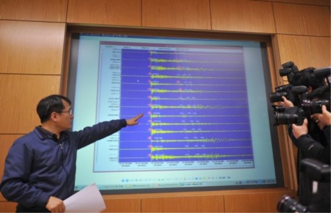 Một quan chức Hàn Quốc trình bày kết quả đo đạc từ vụ thử hạt nhân của Triều Tiên (Nguồn: AFP)