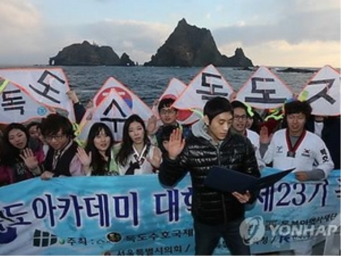 Một nhóm sinh viên Hàn Quốc biểu tình gần quần dảo Dokdo/Takeshima (Nguồn: Yonhap)