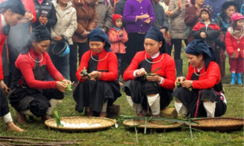 Hà Nội vui Tết cùng nhiều trò chơi và món ăn lạ