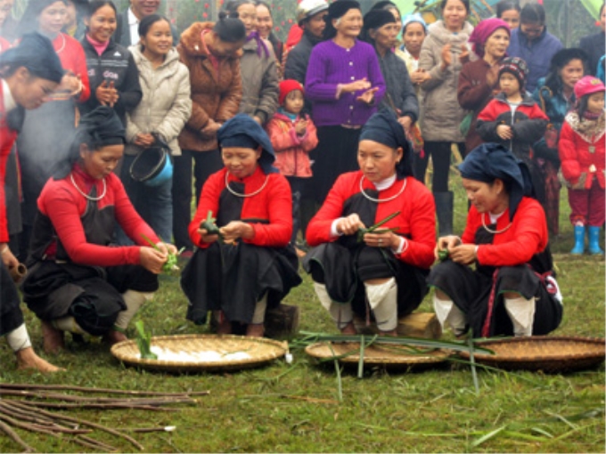 Người Cao Lan làm bánh chim gâu.