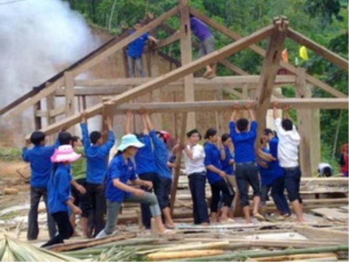 Thanh niên tình nguyện Hà Giang giúp các gia đình thanh niên nghèo xóa nhà tạm ở vùng cao. (Nguồn: Nhân dân)