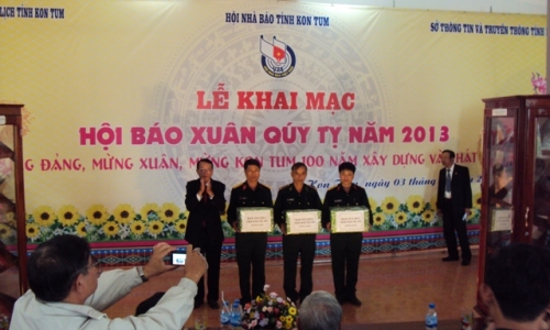 Rộn ràng Hội báo Xuân Quý Tỵ 2013