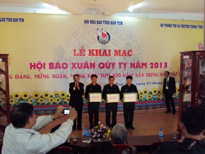 Trao sách, báo cho các đồn biên phòng tại Hội báo Xuân 2013.