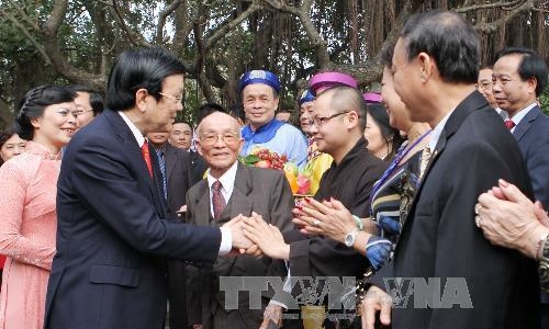 Đồng bào trong nước cũng như ở nước ngoài, đoàn kết một lòng, đưa đất nước vượt qua mọi khó khăn