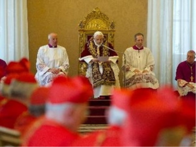 Giáo hoàng Benedict XVI (giữa) trong cuộc họp hội đồng giáo chủ tại Tòa thánh Vatican ngày 11/2. (Nguồn: AFP/TTXVN)