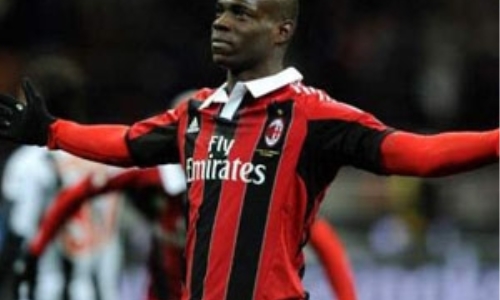 Tuyệt phẩm của Balotelli đã đưa AC Milan vào tốp 3