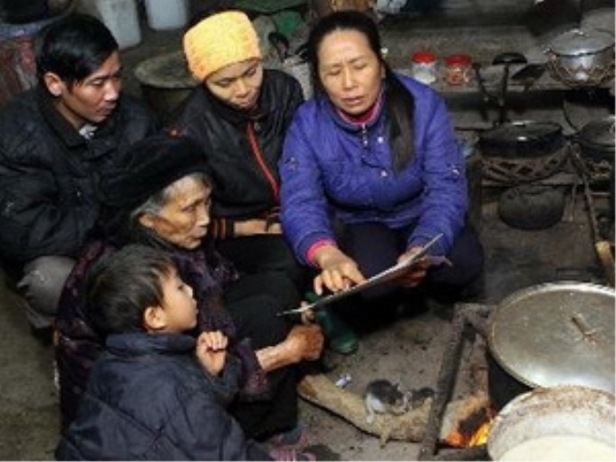 Nhân viên y tế xã Năng Khả, huyện Na Hang, Tuyên Quang tuyên truyền cách phòng chống rét và dịch bệnh cho bà con. (Ảnh: Dương Ngọc/TTXVN)