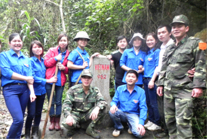 Bộ đội Biên phòng Cao Bằng phối hợp với Đoàn Thanh niên địa phương tuần tra đường biên, cột mốc. (Ảnh minh hoạ).