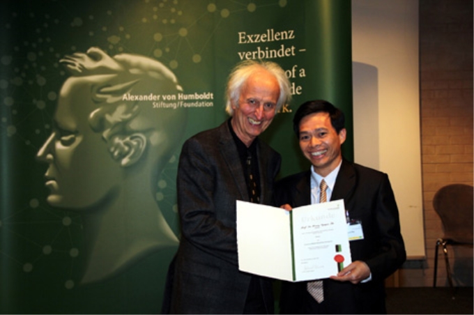 GS-TSKH Helmut Schwarz, Chủ tịch quỹ Alexander von Humboldt trao Bằng chứng nhận giải thưởng cho PGS-TSKH Nguyễn Thế Hoàng