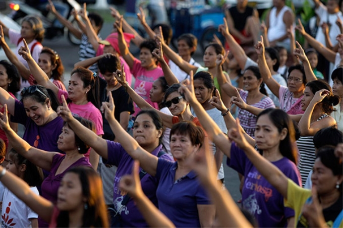 Phụ nữ Philippines đang hành động trong suốt chiến dịch “Một tỷ dành tặng cho Philippinnes” nhằm chống lại hành vi bạo lực đối với phụ nữ ở nước này.