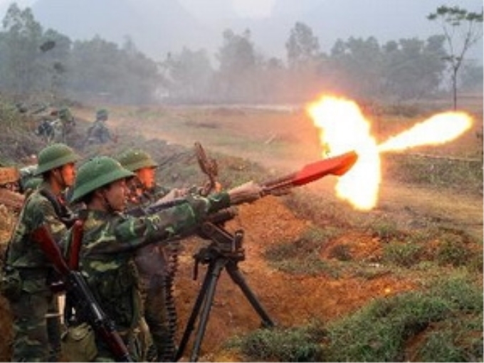 Tập huấn quân sự toàn quân 2013: Hỏa lực bắn yểm trợ cho trung đội bộ binh vượt sông tiến công mục tiêu địch. (Ảnh: Trọng Đức/TTXVN)