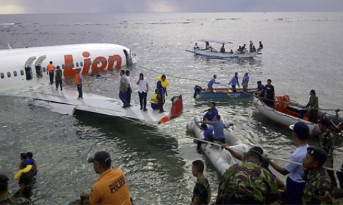 Máy bay lao xuống biển ở Indonesia: 45 hành khách bị thương