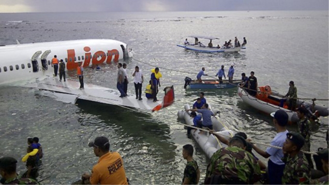 Cứu hộ máy bay Indonesia lao xuống biển (ảnh: heraldsun.com.au)