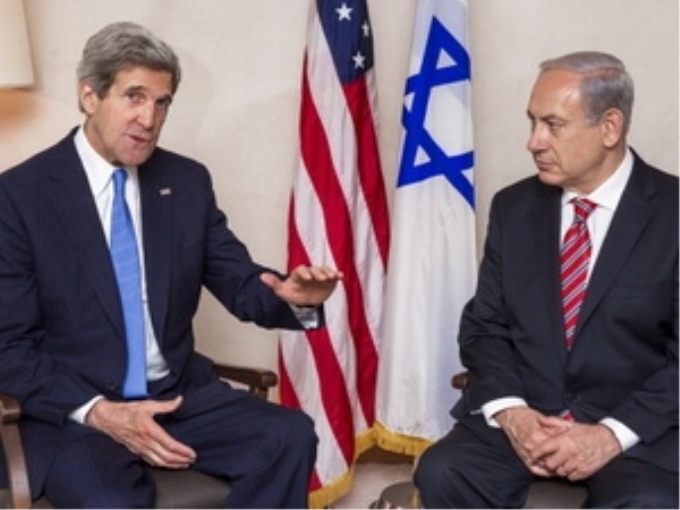 Ngoại trưởng Mỹ John Kerry trò chuyện với Thủ tướng Israel Benjamin Netanyahu. (Nguồn: Getty)