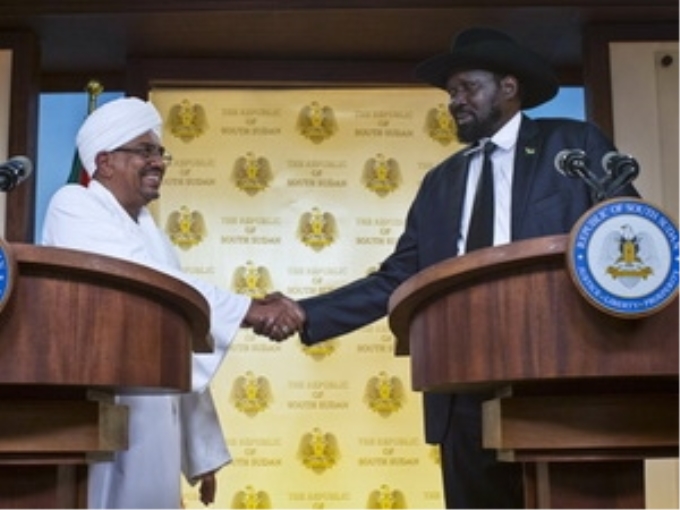 Tổng thống Sudan Omar al-Bashir (trái) và Tổng thống Nam Sudan Salva Kiir. (Nguồn: AP)