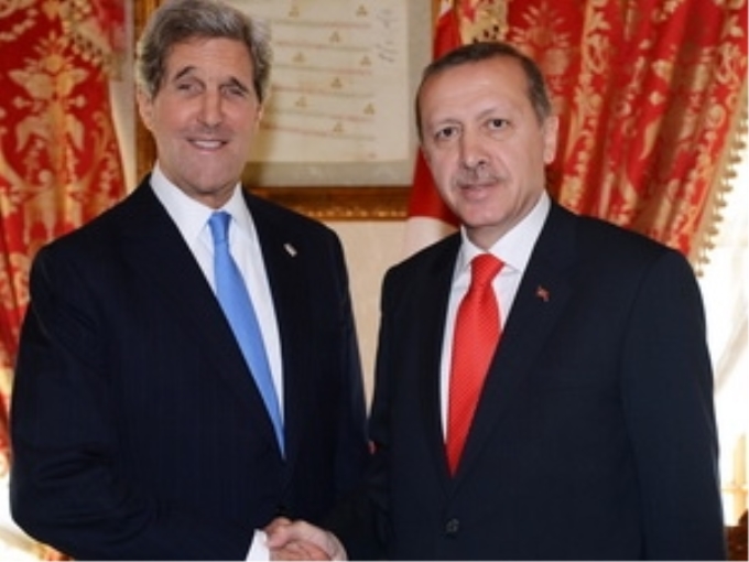 Ngoại trưởng Mỹ John Kerry và Thủ tướng Thổ Nhĩ Kỳ Tayyip Erdogan. (Nguồn: AFP/TTXVN)