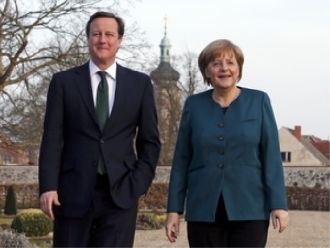 Thủ tướng Đức Angela Merkel và Thủ tướng Anh David Cameron trong khuôn viên nhà khách chính phủ ở ngoại ô Berlin. (Nguồn: AFP/TTXVN)