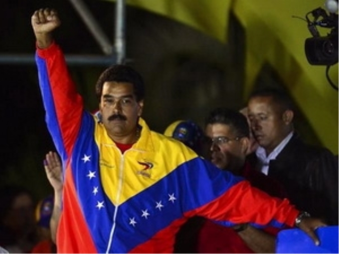 Tổng thống đắc cử Venezuela Nicolas Maduro mừng chiến thắng sau khi công bố kết quả bầu cử tại Caracas. (Ảnh: AFP/TTXVN)