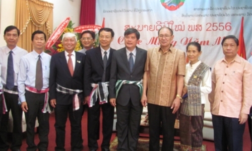 Lãnh đạo TPHCM thăm, chúc Tết cổ truyền Lào