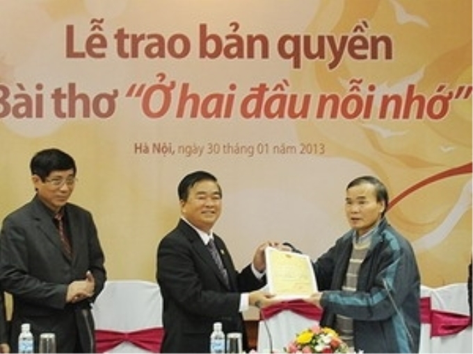 Lễ trao bản quyền bài thơ "Ở hai đầu nỗi nhớ." (Ảnh: Hà Huy Hiệp/Vietnam+)